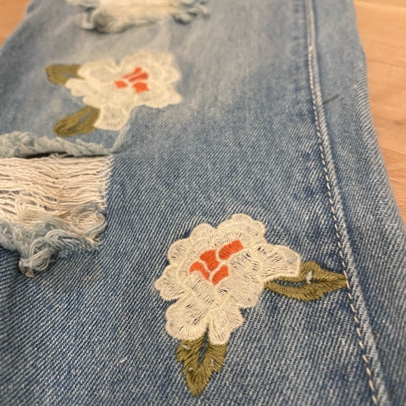 Chelsea & Violet deconstructed embroidered light colored jeans - Picture 3 of 12